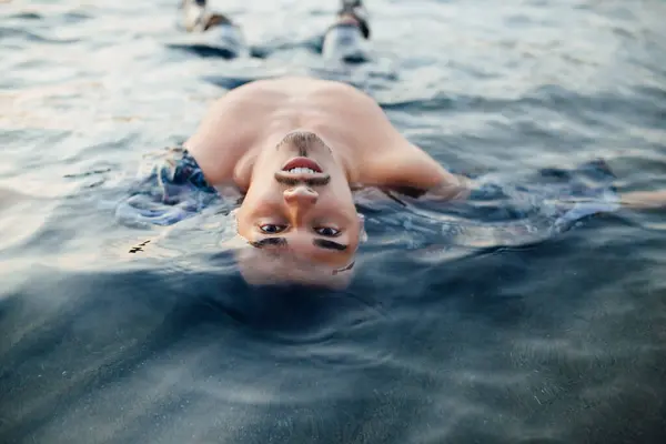 Jeune Homme Flottant Dans Eau — Photo