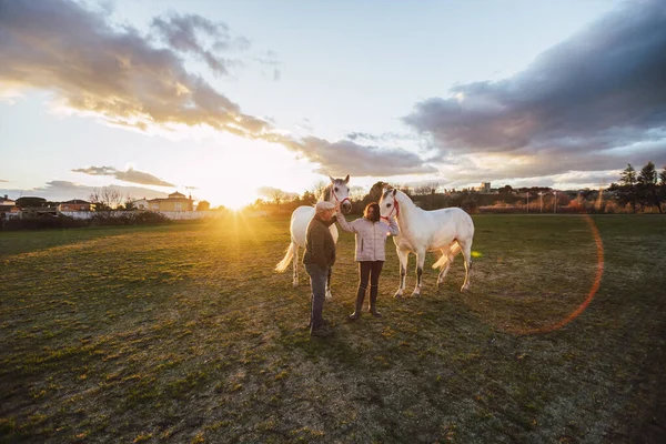 Rancher Unterhalten Sich Bei Sonnenuntergang Mit Pferden Auf Der Ranch — Stockfoto