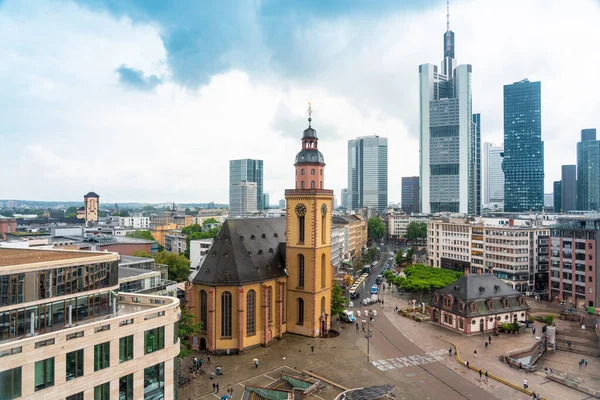 ドイツ フランクフルト ハウプトヴァシュ 聖カテリーネン教会と金融地区の空中ビュー — ストック写真