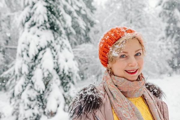 Mature Woman Smiling While Standing Forest Winter — Stock Photo, Image