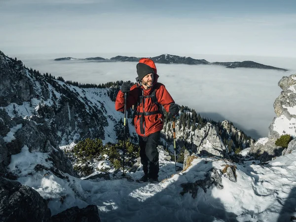 ドイツ バイエルン州 アメリカアルプス Teufelstattkopf 冬の日に山の中の観光ハイキング — ストック写真