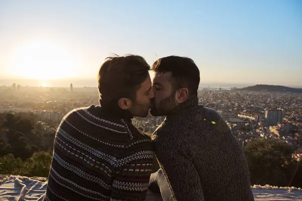 Besos Novios Gay Sentados Punto Observación Bunkers Del Carmel Barcelona —  Fotos de Stock