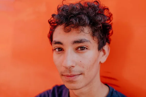 Nahaufnahme Porträt Eines Gutaussehenden Mannes Mit Lockigem Haar Gegen Orangefarbene — Stockfoto