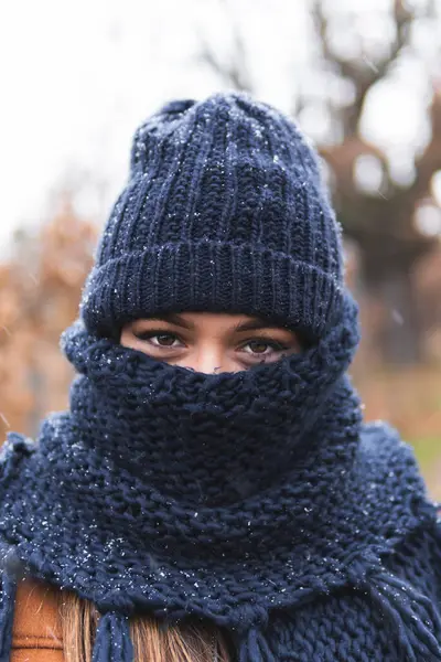 Junge Frau Mit Strickmütze Und Schal Freien — Stockfoto