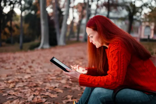 Mulher Bonita Usando Tablet Digital Enquanto Sentado Parque Pôr Sol — Fotografia de Stock