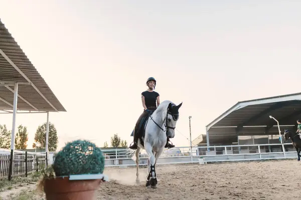 Mulher Montando Cavalo Contra Céu Limpo Durante Fim Semana Fazenda — Fotografia de Stock