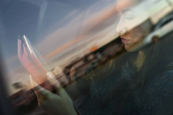 Молодая Женщина Используя Цифровой Планшет Заднем Сиденье Автомобиля Время Путешествия — стоковое фото