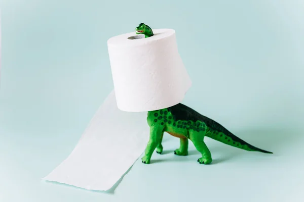 Diplodocus Dinozor Oyuncağı Nane Yeşili Arka Planda Boynundaki Tuvalet Kağıdı — Stok fotoğraf