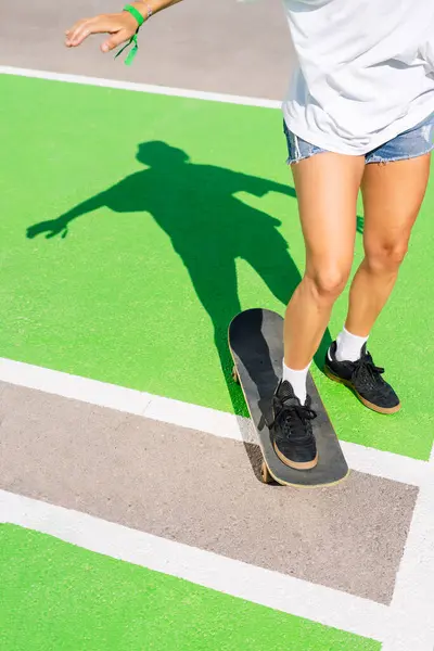 Niski Odcinek Dojrzałej Kobiety Ćwiczącej Skateboarding — Zdjęcie stockowe