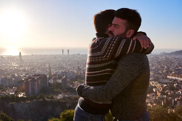 Novios Gays Abrazándose Mientras Están Pie Contra Paisaje Urbano Durante — Foto de Stock