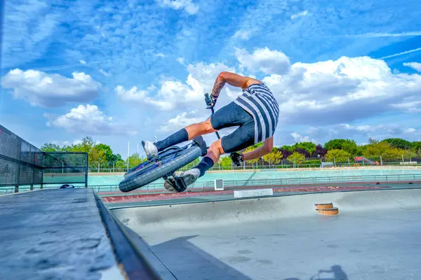 Jovem Despreocupado Realizando Acrobacia Com Bicicleta Parque Bicicletas — Fotografia de Stock