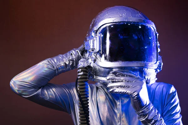 Космонавт Серебряном Космическом Шлеме Цветном Фоне — стоковое фото