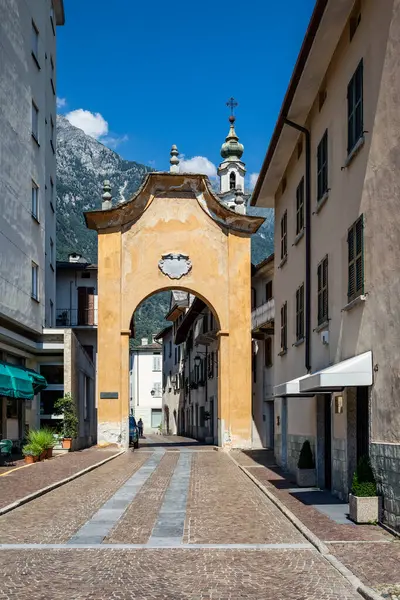 Kirche Santa Maria Torbogen Inmitten Von Gebäuden Der Stadt Sonnigen — Stockfoto