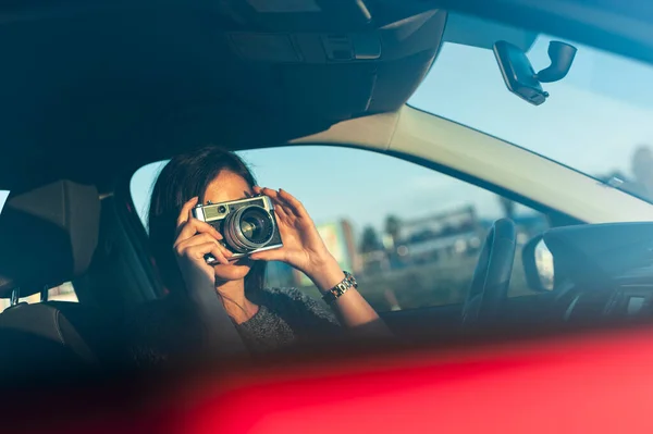 Młoda Kobieta Fotografuje Kamery Filmowej Samochodu Podczas Weekendu — Zdjęcie stockowe