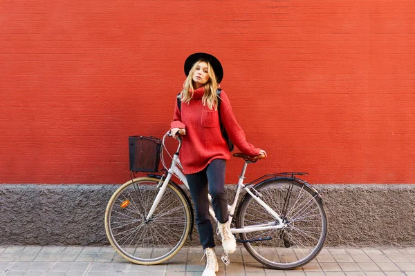 Молодая Блондинка Шляпе Стоящая Велосипеде Красной Стены — стоковое фото