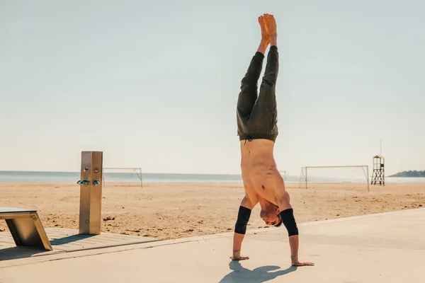 Mužský Sportovec Vystupování Handstand Pláži — Stock fotografie