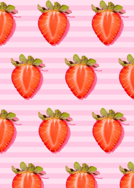Patroon Van Rijen Verse Gehalveerde Aardbeien Liggend Tegen Roze Gestreepte — Stockfoto