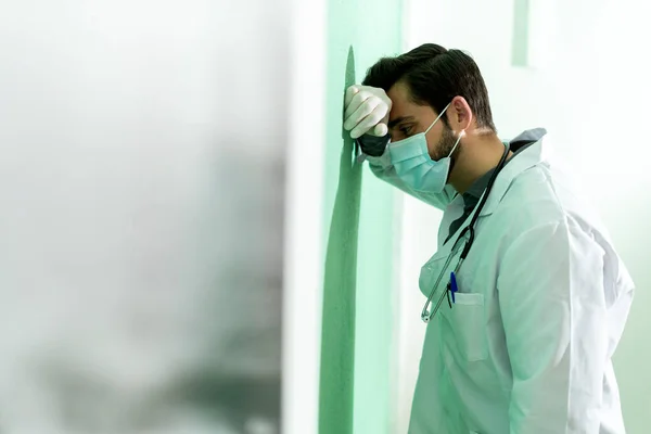 Médico Masculino Exausto Apoiado Parede Durante Covid — Fotografia de Stock