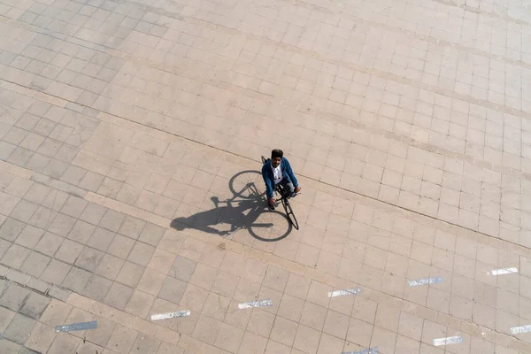 在阳光明媚的日子里 人们骑着自行车走在人行道上 — 图库照片