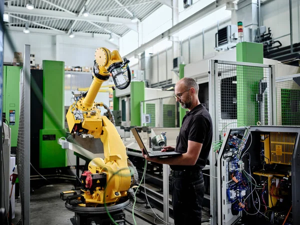 Инженер Мужчина Помощью Ноутбука Роботизированной Руке — стоковое фото