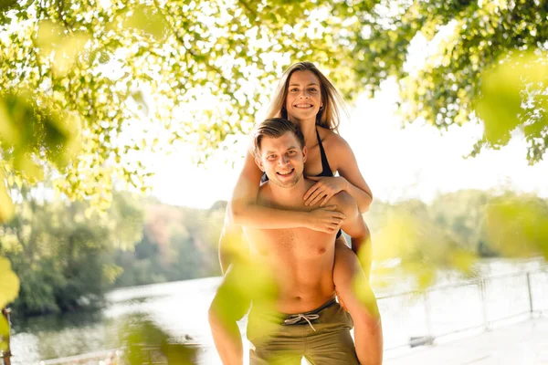 Junges Paar Vergnügt Sich Sommer See — Stockfoto