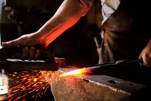 Male Expert Forging Overheated Metal Anvil Blacksmith Shop — Stock Photo, Image