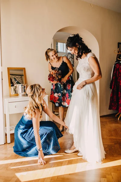 Amigos Femininos Felizes Preparando Noiva Quarto Doméstico — Fotografia de Stock