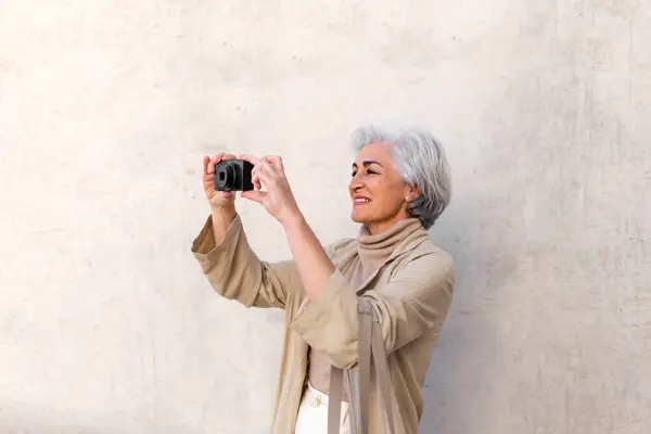 Smiling Woman Photographing Camera Front White Wall — Stock Photo, Image