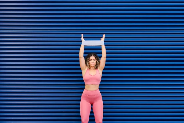 Deportiva Con Banda Resistencia Mano Ejercitándose Delante Pared Azul — Foto de Stock