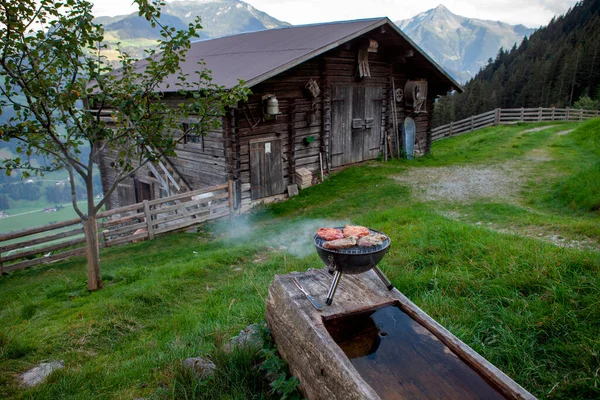 Barbecue Grill Buiten Houten Hut Mayrhofen Zillertal Oostenrijk — Stockfoto