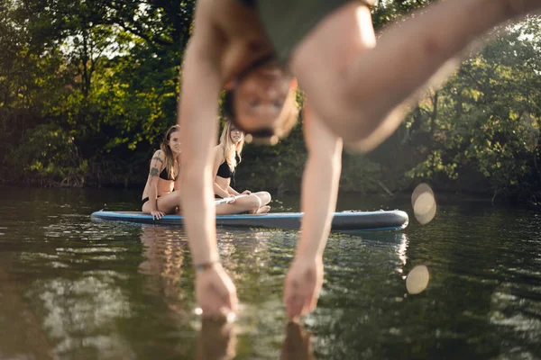 Jeune Homme Plongeant Dans Lac Jeunes Femmes Sur Paddleboard Warching — Photo
