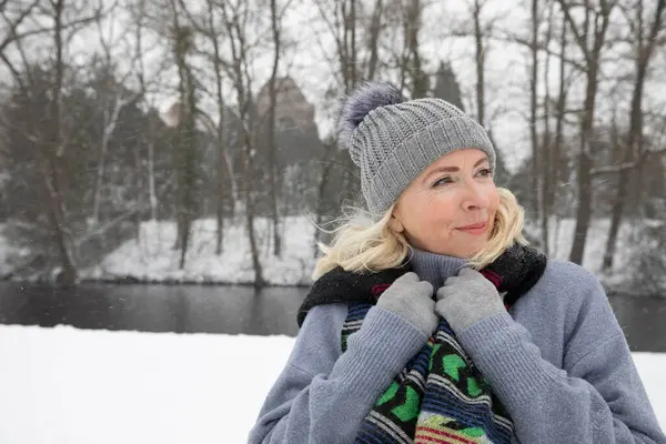 Woman Warm Clothing Looking Away Park Winter — Stock Photo, Image