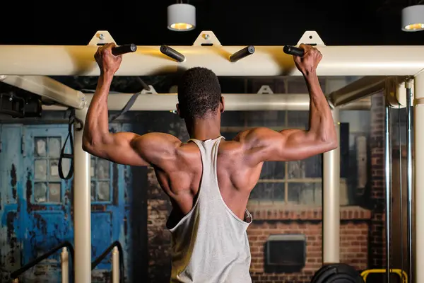 Atleta Masculino Haciendo Flexiones Barra Ejercicios Gimnasio — Foto de Stock