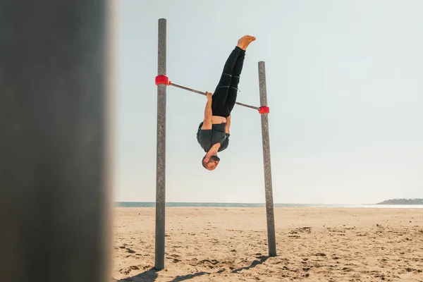 Mężczyzna Sportowiec Ćwiczy Wysokim Barze Plaży — Zdjęcie stockowe