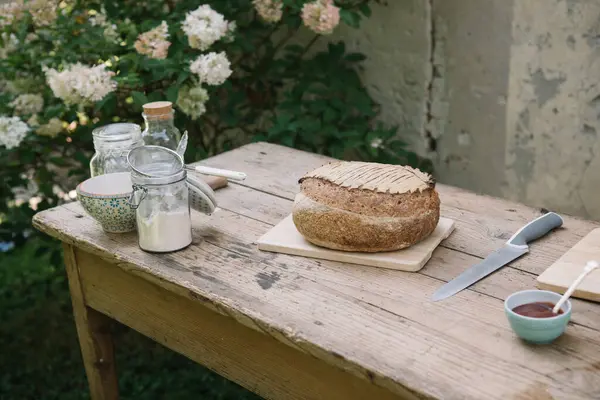 Хлеб Ножом Соусом Столе — стоковое фото