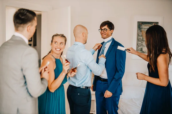 Snygg Brudgum Med Vänner Klä Sig Bröllopet — Stockfoto