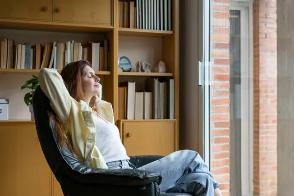 Evde Sandalyede Oturan Rahat Bir Kadın — Stok fotoğraf