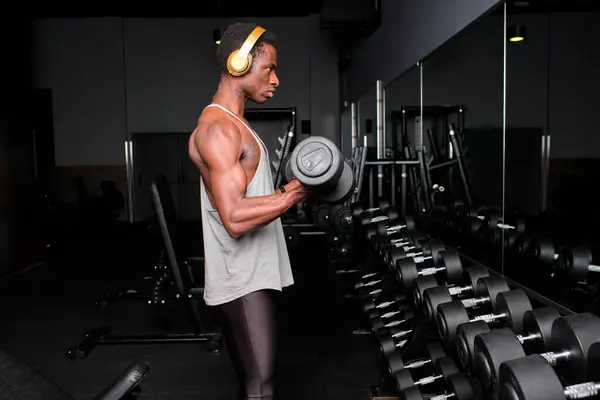 Male Athlete Listening Music Headphones While Exercising Dumbbell Gym — Stock Photo, Image