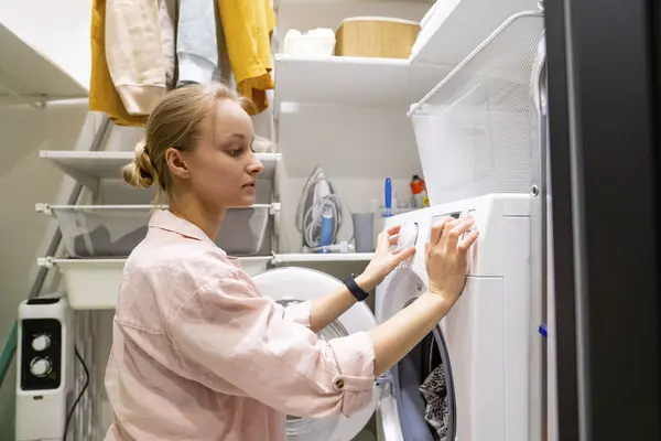Mulher Usando Máquina Lavar Roupa Sala Serviço Casa — Fotografia de Stock