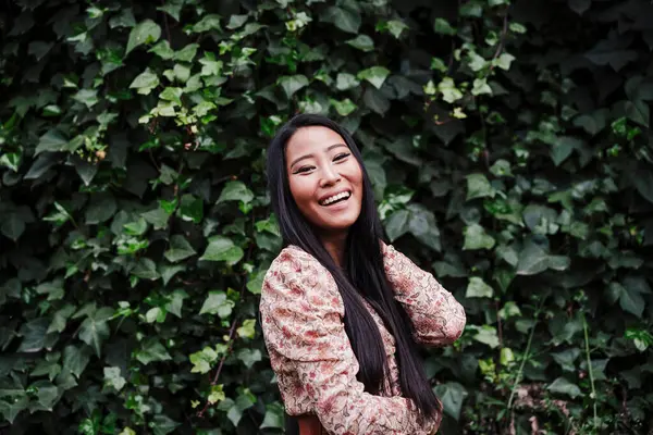 Mujer Feliz Parada Junto Las Plantas Parque Público — Foto de Stock