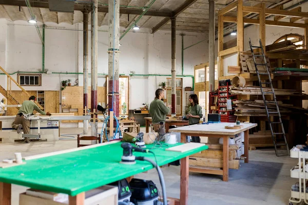 Craftsman Talking Female Colleague Workshop — Stock Photo, Image