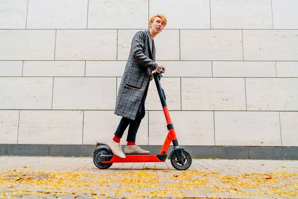 Man Met Elektrische Push Scooter Voetpad Door Muur — Stockfoto