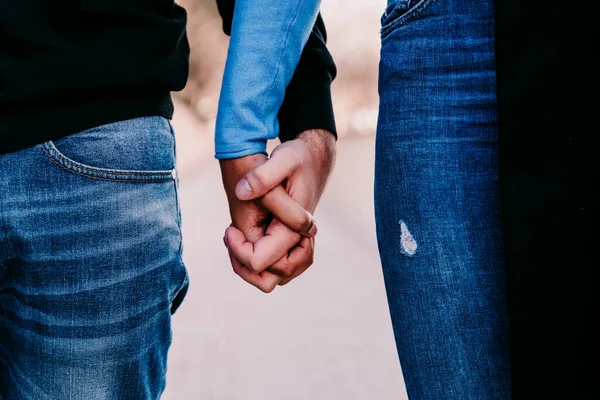 Paar Hält Sich Die Hand — Stockfoto