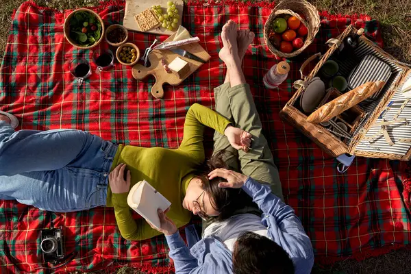 Vrouw Ontspannen Schoot Vriendje Deken Tijdens Picknick — Stockfoto