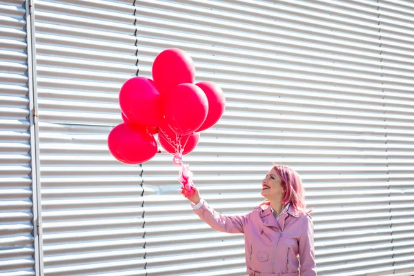 Glückliche Frau Hält Sonnigem Tag Rosa Luftballons Einer Metallwand — Stockfoto