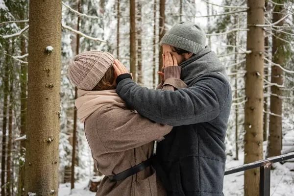 Pareja Joven Cubriéndose Los Ojos Pie Bosque — Foto de Stock