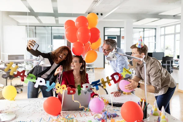 Empresária Alegre Tomando Selfie Com Colegas Enquanto Durante Celebração Aniversário — Fotografia de Stock