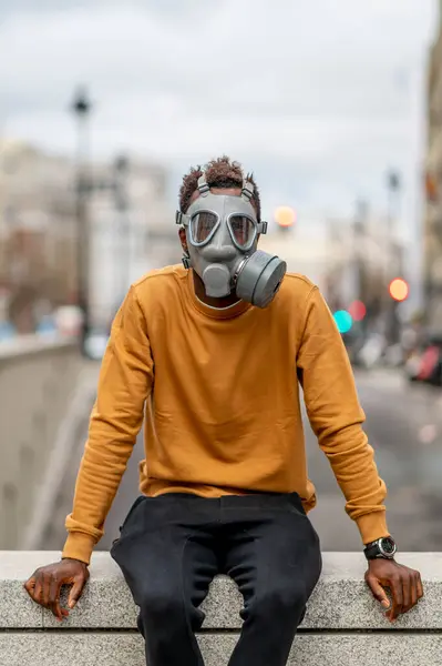 Young Man Wearing Gray Gas Mask Sitting Retaining Wall — Stock Photo, Image