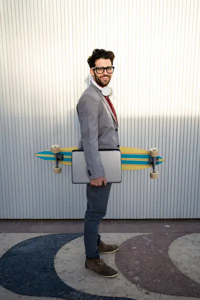 Hombre Negocios Sonriente Con Longboard Portátil Pie Sendero Por Pared —  Fotos de Stock