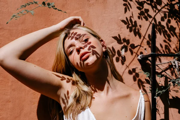 Young Woman Wall Leaves Shadow Face Sunny Day — Stock Photo, Image